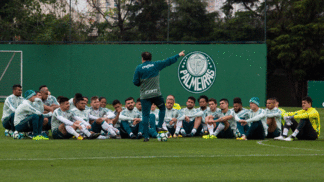 Cuca diz que não deixará o Palmeiras, pede apoio da torcida e união: 'Confio que o trabalho vai vingar' Cuca conversa com jogadores antes do treino desta terça