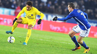 Campeonato Francês passará a ter árbitro de vídeo na próxima temporada Neymar PSG Lienard Strasbourg Campeonato Francês 02/12/2017