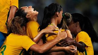 A história que faz história: primeira exposição a céu aberto do futebol feminino brasileiro invade a Av. Paulista Jogadoras da Seleção ganham visibilidade em exposição inédita na Av Paulista