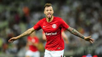 Internacional vence Ceará fora de casa e segue na cola do G-4 da Série B Inter comemora gol diante do Ceará