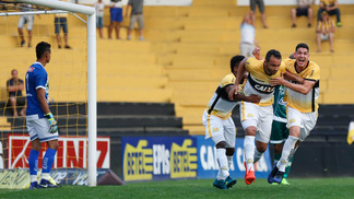 Criciúma recebe o Vila Nova em confronto direto na parte de cima da tabela Jogadores do Criciúma comemoram vitória contra o Luverdense, em Criciúma