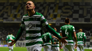 Sporting ganha e assume liderança provisória; Benfica também vence Bas Dost comemora um dos gols do Sporting contra o Boavista
