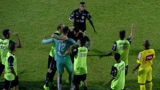 Em jogo de desesperados, ABC garante vitória no fim contra o Náutico Tonhão comemora 1º gol do ABC com os companheiros