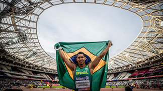 Mateus Evangelista vence os 100m e conquista 6º ouro do Brasil no Mundial Paralímpico Mateus Evangelista comemora vitória, em Londres
