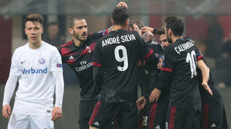 Milan faz cinco, goleia Áustria Vienna e se classifica para o mata-mata da Liga Europa André Silva comemora com os companheiros o triunfo do Milan sobre Áustria Vienna