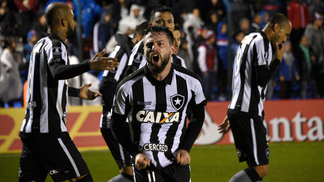 Botafogo vence Nacional no Uruguai e fica perto de vaga nas quartas João Paulo comemora gol do Botafogo