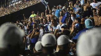 Racismo? Xenofobia? Vasco e PM não registraram bananas atiradas pela torcida argentina, como denunciaram torcedores Torcedores do Racing entraram em confronto com a polícia em São Januário