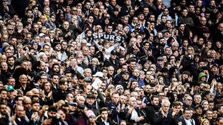 Tottenham anuncia banimento de torcedores que jogaram urina em rivais Tottenham Torcida Liverpool Premier League 22/10/2017