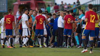 Ceballos sofre traumatismo cervical em amistoso e sai do jogo direto para hospital Dani Ceballos se machucou no amistoso contra a Itália