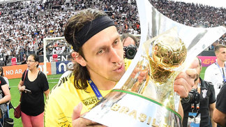 Cássio não é maior que o Corinthians, mas é muito maior que qualquer torcida organizada Cássio com o troféu de campeão