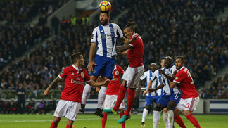 Porto fica no zero com Benfica e agora lidera Português apenas pelo saldo de gols Felipe cabeceia bola na área durante clássico entre Porto e Benfica