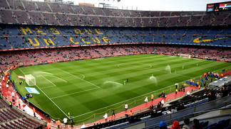 Irresponsabilidade salarial e estádio mais vazio dos gigantes: estudo mostra Barcelona perdendo valor O estádio Camp Nou antes de jogo entre Barcelona e Real Sociedad