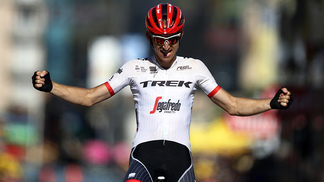 Mollema vence 15ª etapa do Tour de France; Froome mantém liderança O holandês Bauke Mollema comemora a vitória na 15ª etapa do Tour de France