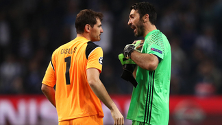 Casillas traça plano de aposentadoria usando Buffon como parâmetro Iker Casillas e Gianluigi Buffon são amigos fora de campo