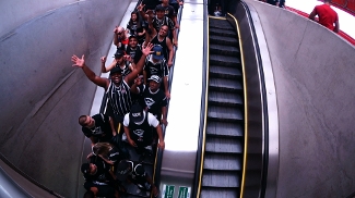Renata Falzoni acompanha torcida do Corinthians no Metrô | Bike é Legal Torcedores do Corinthians na estação do Metrô