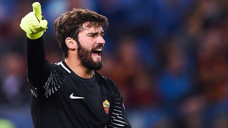 A consagração de Alisson no gol da Roma: parou o imparável, aliado dos deuses e luvas sobrenaturais Alisson Becker durante o empate da Roma com o Atlético de Madri pela Champions