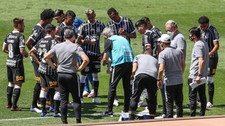 Corinthians e Tiago Nunes nunca deram 'match'; difícil acreditar que ainda vão dar Tiago Nunes orienta jogadores do Corinthians durante o clássico contra o São Paulo