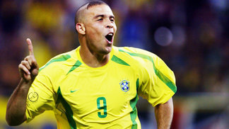 Confiante, Ronaldo Fenômeno avalia grupo do Brasil na Copa: 'Bem tranquilo' Ronaldo Fenômeno Comemora Gol Brasil Turquia Copa-2002 26/06/2002