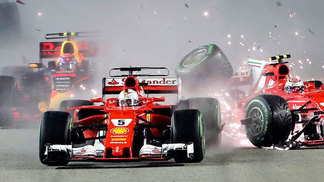 Agora cartola, mago da F-1 culpa Vettel pelo acidente em Cingapura: 'Fechou a porta com força e...bang!' Raikkonen e Vettel deixaram a Ferrari na mão logo na largada