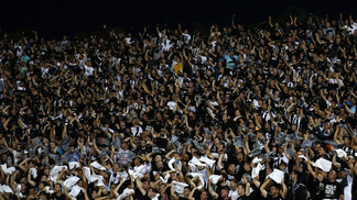 Órgão de controle da Uefa pune clube sérvio por atitudes hostis da torcida Torcida do Partizan durante o confronto do clube contra o Olympiacos