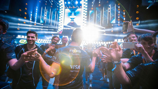 Só a Valve pode acabar com os problemas do calendário profissional de 'Counter-Strike' Jogadores da SK Gaming caminham até o palco central da ESL One Cologne.