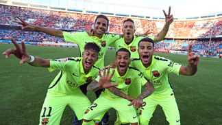 Fim de um era? Depois de 20 anos, Barcelona pode ter pela 1ª vez time titular sem brasileiro Douglas, Adriano, Neymar, Daniel Alves e Rafinha comemoraram juntos a conquista do Campeonato Espanhol de 2014/15