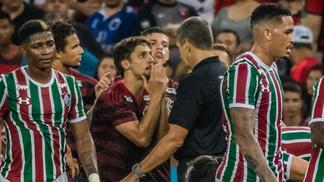 O VAR não é páreo para nossos jogadores chiliquentos Rodrigo Caio argumenta com o árbitro Marcelo de Lima Henrique