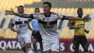 Como Pedro, além do gol, ajudou o Flamengo a sair de Guayaquil com os três pontos na Libertadores? Pedro comemora gol do Flamengo sobre o Barcelona na Libertadores