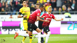 Brasileiro dá 'sarrada no ar', Dortmund perde e deixa liderança do Campeonato Alemão Jonathas Comemora Gol Hannover Borussia Dortmund Campeonato Alemão 28/10/2017