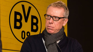 Borussia Dortmund estreia novo treinador tentando fugir da crise Peter Stöger, durante apresentação como novo técnico do Borussia Dortmund