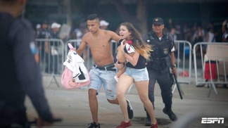 No caos do Maracanã, a vítima virou culpada Casal corre desesperado nos arredores do Maracanã