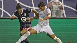 Com estreia de filho de Zidane, Real Madrid bate MLS All-Stars nos pênaltis Theo Hernandez, do Real Madrid, e Graham Zusi, MLS All-Stars, durante amistoso