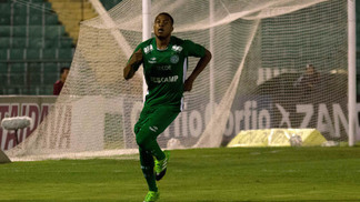 Guarani vence Juventude e encerra jejum de dois meses Caíque comemora gol do Guarani