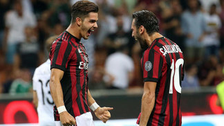 Três vira, seis acaba: Milan dá show no San Siro e atropela time macedônio na Europa League André Silva (à esq.) comemora com Hakan Calhanoglu após deixar sua marca no San Siro