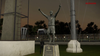 Agora 'lendas', Sócrates e Romário já estiveram na história de Pro Evolution Soccer Recriação digital da estátua de Romário no estádio São Januário, presente em PES 2018.