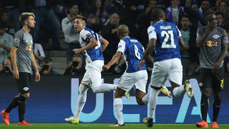 Com assistência de brasileiro, Porto vence o RB Leipzig e sobe para 2º no grupo G Porto venceu o Leipzig