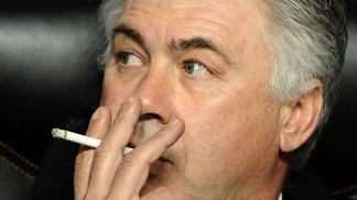 Bayern proíbe que Ancelotti fume nas instalações do clube Carlos Ancelotti não pode mais fumar nas instalações do Bayern