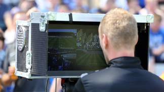 Adequação das regras ao VAR VAR em ação em Club Brugge x Anderlecht, em maio de 2018