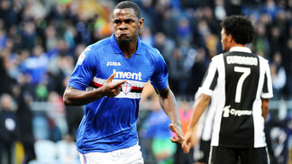 Com Buffon no banco, Juventus perde para a Sampdoria e vê Napoli abrir 4 pontos na liderança Zapata Comemora Gol Sampdoria Juventus Campeonato Italiano 19/11/2017