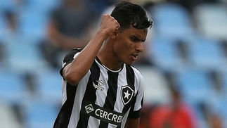 Santa Cruz anuncia contratação de atacante revelado pelo Botafogo O atacante Pachu tem 21 anos