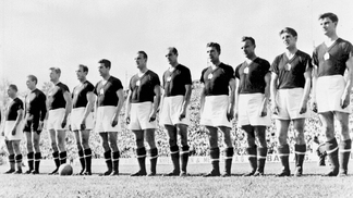 Morre Jozsef Toth, ex-colega de Puskas e o último do 'Time de Ouro' da Hungria Jozsef Toth, 3º da direita para a esquerda, era o último vivo do lendário time da Hungria