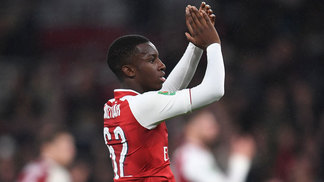 Ele foi dispensado do Chelsea por ser 'baixinho'; agora virou herói do Arsenal Eddie Nketiah aplaude os torcedores do Arsenal após estreia fulminante no time principal