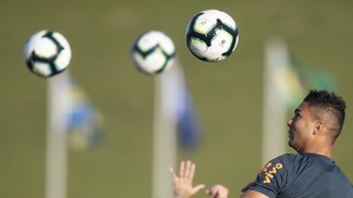 Temporada ruim do Real "colaborou" para boa forma de Casemiro na apresentação à seleção Casemiro durante treinamento na Granja Comary