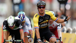 Groenewegen vence sprint em dia de festa para Froome no Tour de France Dylan Groenewegen venceu a última etapa do Tour de France