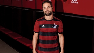 Ele fala após as derrotas e bate o pênalti: liderança de Diego faz muita falta para o Flamengo Diego vestindo a nova camisa