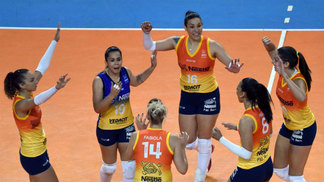 Vôlei Nestlé apresenta reforço e novo uniforme para a temporada 2017/18 Jogadores do Vôlei Nestlé comemoram vitória com novo uniforme