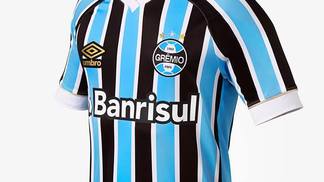 Com listras finas, Grêmio apresenta nova camisa 1 para 2018 Grêmio Nova Camisa 1 Umbro 27/02/2018