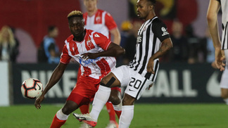 Dérbi Eterno seguiu o roteiro esperado: muita emoção e confusão na vitória do Partizan sobre o Estrela Vermelha Vitória alvinegra por 2 a 0 em um dos maiores clássicos do mundo