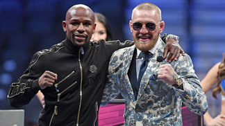 O caminho dos milhões: por que McGregor tem muito mais do que boxe a aprender com Mayweather Floyd Mayweather e Conor McGregor, juntos, após luta de boxe em Las Vegas
