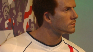 Museu de cera em Londres põe Beckham ao lado de astros de Hollywood e traz Bolt junto a 'pirralho' David com a camisa da seleção inglesa é destaque entre esportistas
